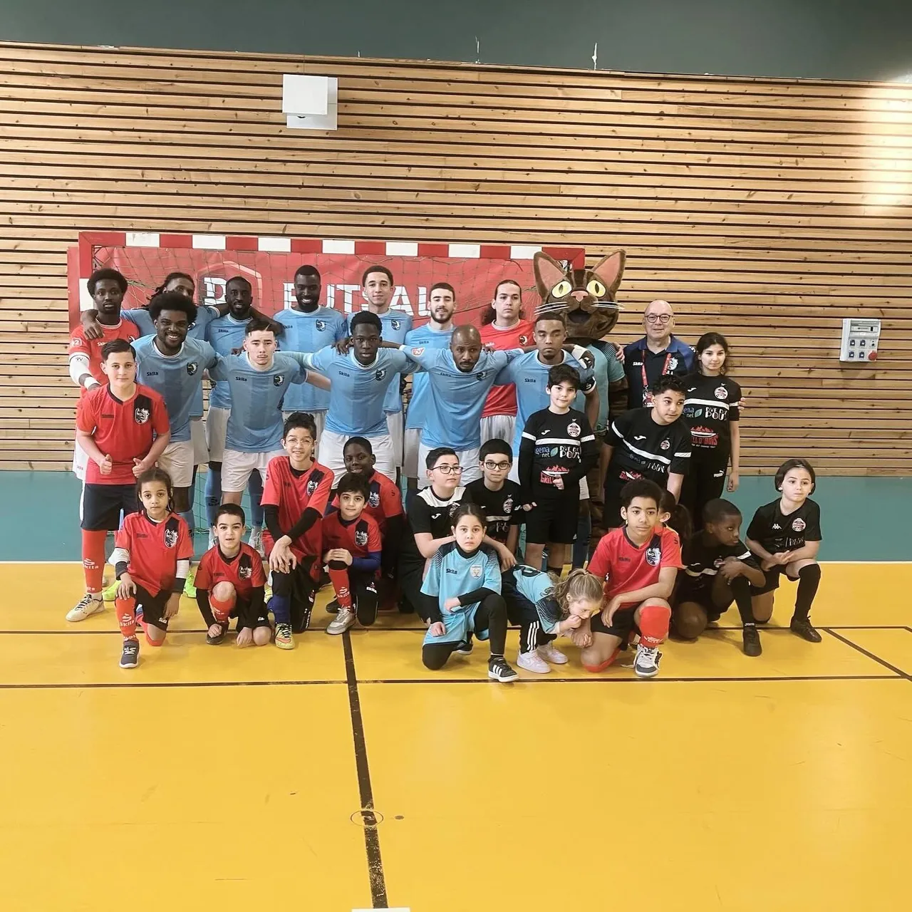 Équipe du Futsal D’Igny réunie dans le gymnase après un match de championnat
