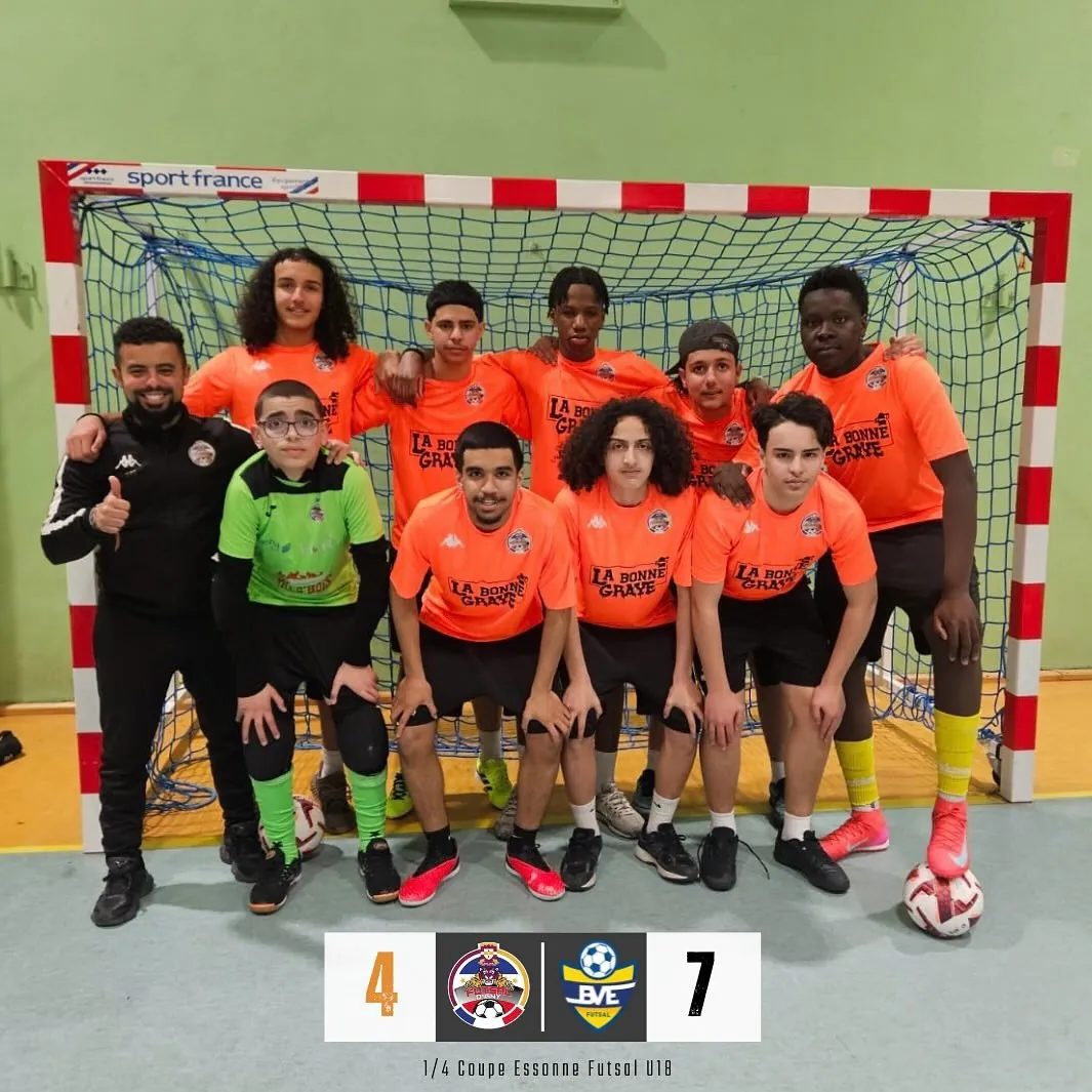 Collectif du Futsal D’Igny en tenue orange devant les buts du gymnase