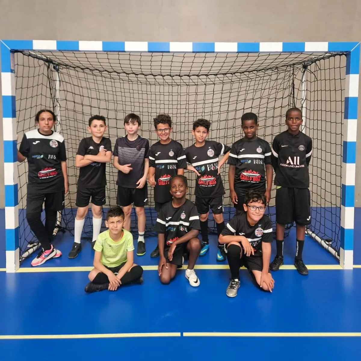 Groupe du Futsal D’Igny posant ensemble dans la salle municipale