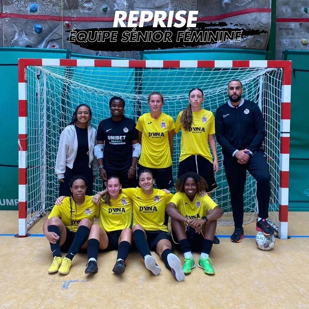 Équipe du Futsal D’Igny en orange et noir posant devant les cages