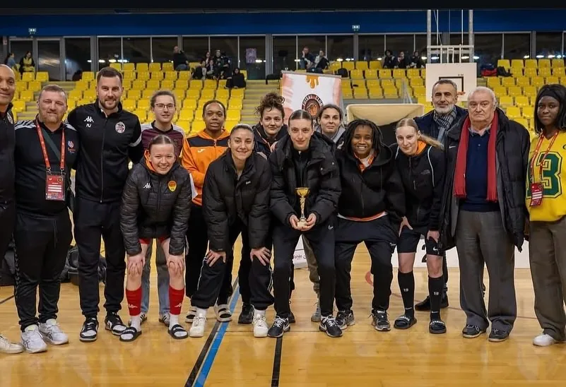 Joueurs et encadrement du Futsal D’Igny lors d’une remise sportive